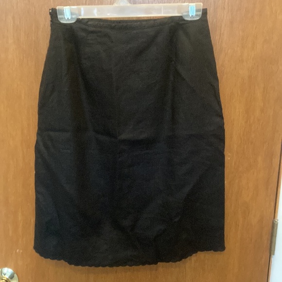 Old Navy Black Classic Skirt - Sz 4 - Picture 2 of 3